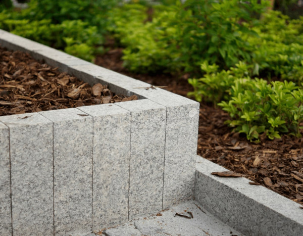 Palisada granitowa cała cięta jasnoszara płomieniowany front STRZEGOM (10x10x100)