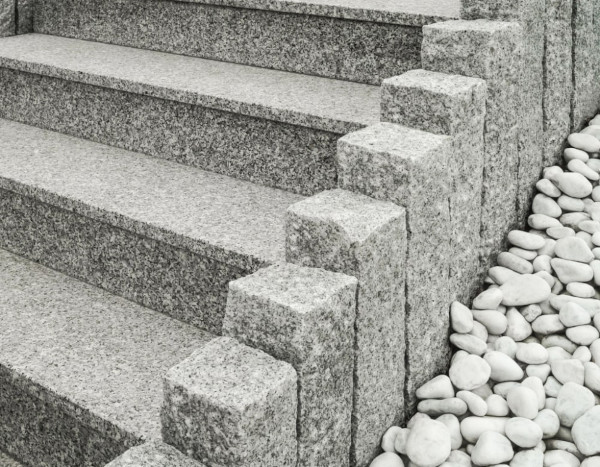 Palisada granitowa łupana jasnoszara STRZEGOM (10x10x40)