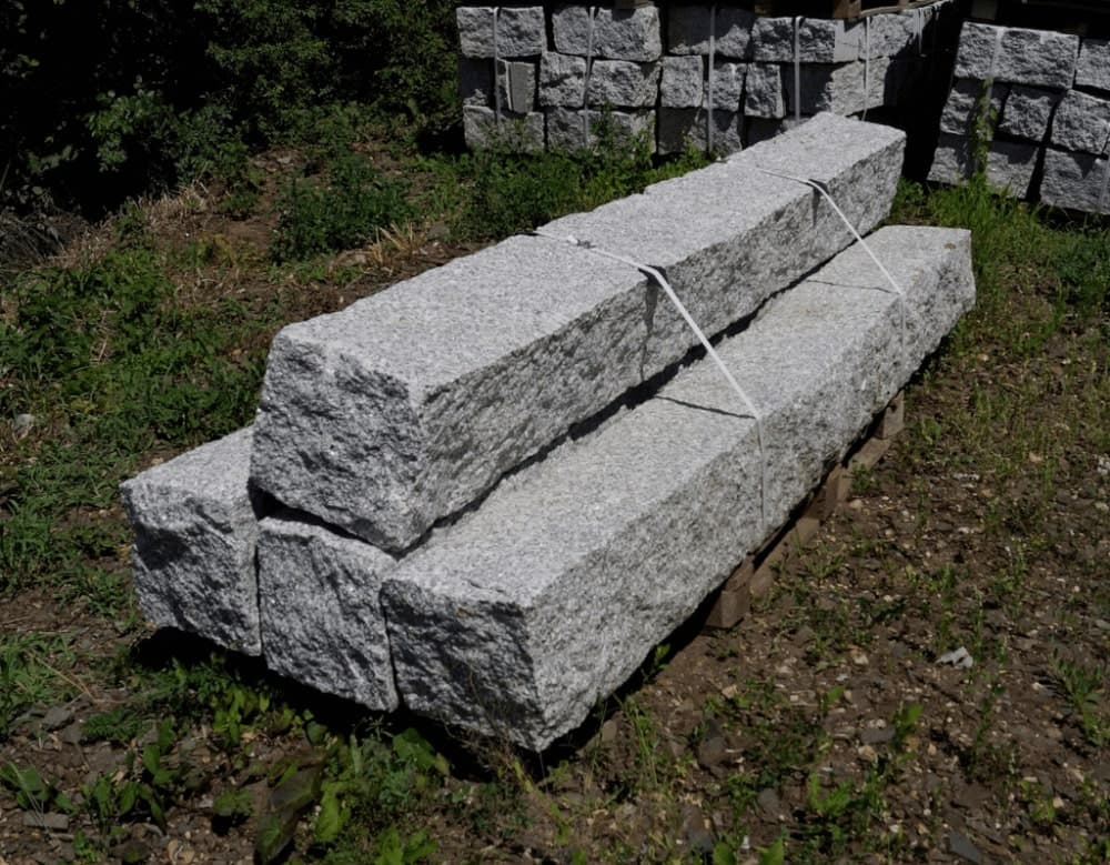 Słup granitowy łupany jasnoszary STRZEGOM (25x25x200)