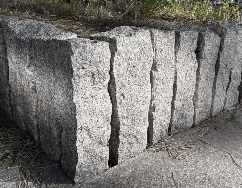 Palisada granitowa łupana jasnoszara STRZEGOM (10x10x50)
